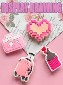 20 pièces de la série "Monde rose", accessoires de chaussures en PVC avec le rose comme couleur principale, avec des éléments tels que des cœurs, des papillons, des glaces, des fraises et des appareil photo, ainsi que des styles de texte "GIRLS". Les couleurs sont douces et sucrées, le style est mignon et ludique, convient pour la décoration de chaussures, transmettant un cœur de fille et une atmosphère romantique.