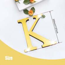 金色字母 A-Z 墙贴 - 单个字母高度 10cm/15cm/20cm，亚克力镜面材质，带 1cm 厚泡沫背衬。双层设计带来更佳的 3D 立体效果；单层设计外观更简洁。自带背胶，可粘贴于墙面或玻璃上。