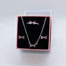 3 PC Ensemble de bijoux en 3 pièces multicolores avec nœud papillon, les plus récents de 2025. Une paire de boucles d'oreilles en argent, une bague en argent et un collier en argent fabriqués à partir de matériaux hypoallergéniques, ornés de diamants taille brillant étincelants et d'éléments de nœud papillon rouge passionné, avec des ornements de diamants en forme de cœur simples mais élégants. Parfait pour les anniversaires, les cadeaux, les fêtes de vacances et le port quotidien - Idéal pour les symboles d'amour/ à durée limitée