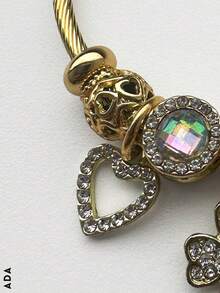 Pulsera con charms de acero inoxidable para mujer, variedad de hermosos charm y pedrería artificial decorativa de lujo multicolor, diseños variados y novedosos, ideal para obsequiar en cualquier ocasión. Te llegará una pulsera con diseños de charms y pedrería al azar. - Dorado - Ver 5
