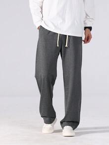 1 条男士宽松时尚运动长裤，采用休闲简约纯色阔腿设计，腰部抽绳，大口袋，适合日常散步、工作、旅行等。