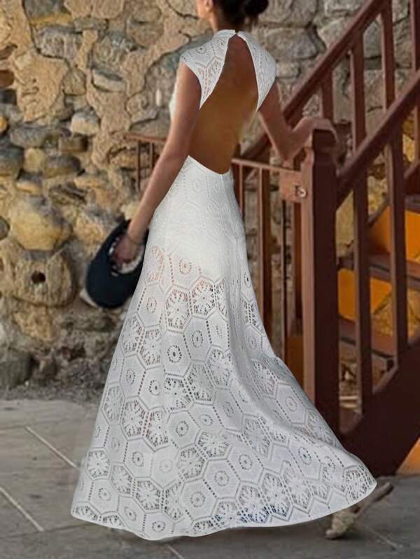 Vestido longo boêmio romântico de crochê para praia, modelo evasê sem costas em jacquard, perfeito para férias de verão na praia, Dia dos Namorados e para a temporada de casamentos. #LooksDeFesta #VibesDePraia #VestidoParaEncontro