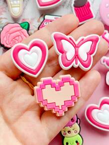 20 pièces de la série "Monde rose", accessoires de chaussures en PVC avec le rose comme couleur principale, avec des éléments tels que des cœurs, des papillons, des glaces, des fraises et des appareil photo, ainsi que des styles de texte "GIRLS". Les couleurs sont douces et sucrées, le style est mignon et ludique, convient pour la décoration de chaussures, transmettant un cœur de fille et une atmosphère romantique.