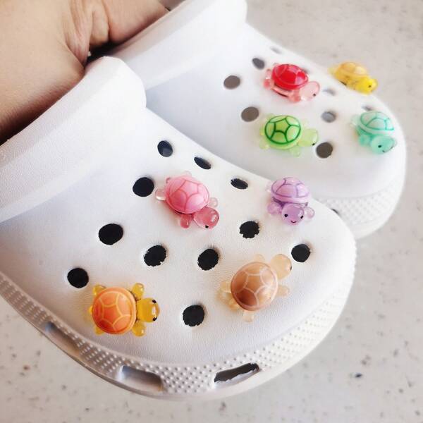 Conjunto de acessórios para sapatos luminosos, adorável tartaruga de desenho animado 3D com peças decorativas brilhantes destacáveis, pingente luminoso para sapatos de praia, presente perfeito para festas e feriados