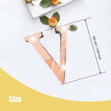 玫瑰金字母墙贴 A-Z - 单个字母高度 10cm/15cm/20cm，亚克力镜面，带 1cm 厚泡沫背衬。双层设计呈现 3D 立体效果；单层设计更显简约。自带背胶，可粘贴于墙面或玻璃上。撕下保护膜即可展现镜面效果。