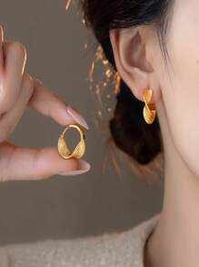 1 Pair Niche Geometric Circle Twist Texture Earrings, Suitable For Social, Party, Everyday Occasions, Can Be A Gift For Girlfriend/Mother