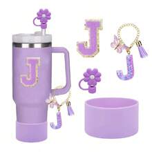 Set de 4 accesorios para tazas con la letra A - 1 tapa de pajita, 1 colgante con la letra A, 1 base protectora de silicona para tazas, 1 etiqueta con la letra A para tazas, regalo sorpresa festivo