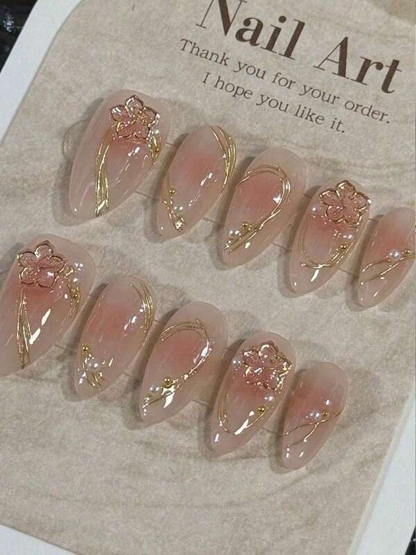 10 piezas de uñas postizas hechas a mano, incrustadas con tiras doradas de flores, ligeras y lujosas, de carácter elegante y noble, adecuadas para el uso diario de mujeres de diferentes estilos, desmontables y reutilizables, y también se pueden regalar a amigas mujeres