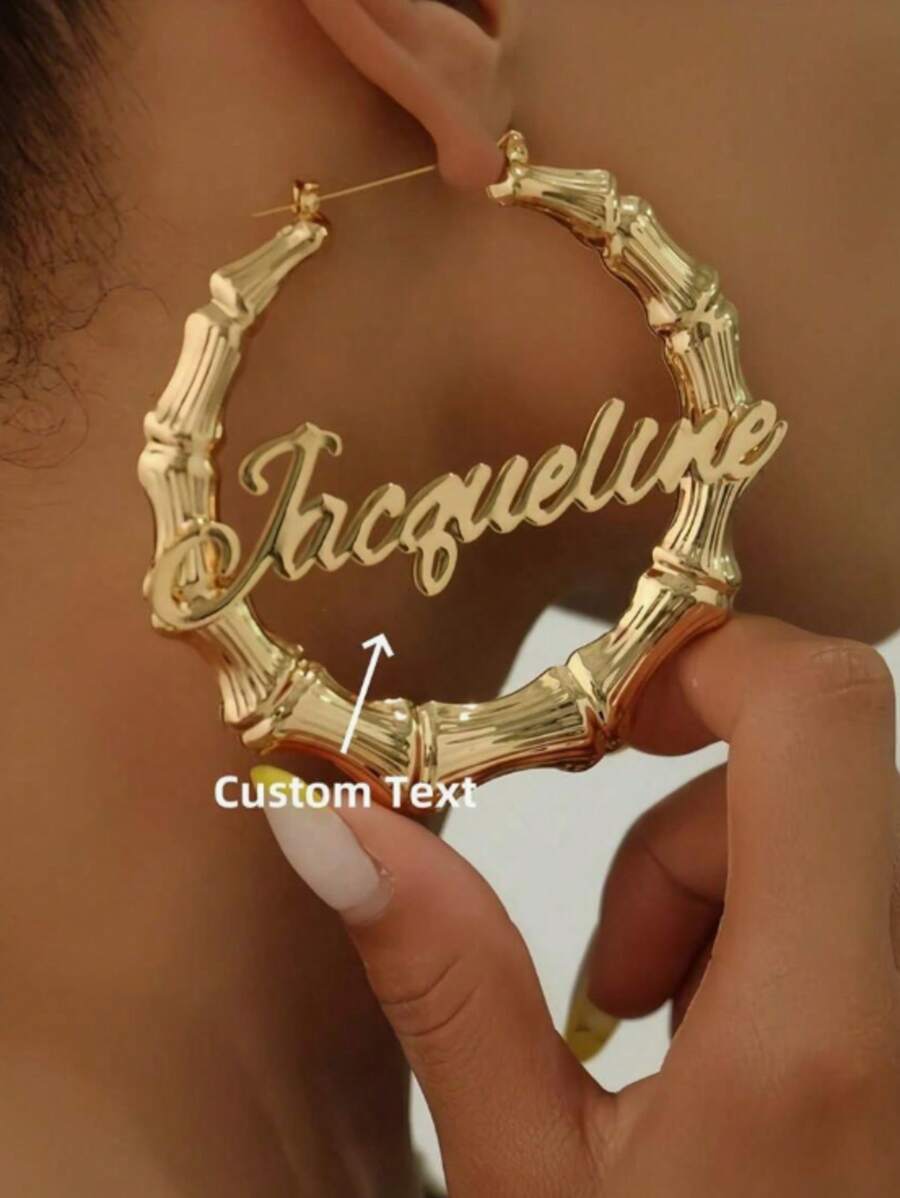 1 Par de Brincos de Bambu Dourado Personalizado | Brincos de Bambu com Nome | Brincos Personalizados com Nome | Brincos Argola de Bambu | Argola Personalizada | Presente para Dia das Mães, Ação de Graças, Natal, Dourado, Estiloso, Colorido, Vintage, Hipster, Simples, Moda Y2k, Anos 2000, Personalizado, Único, Presentes Ideais para Ele, Presentes Ideais para Ela, Ela, Namorado, Namorada, Pai, Mãe, Família, Amigos, Para Aniversários, Para Graduação, Para Festa, Joias Femininas
