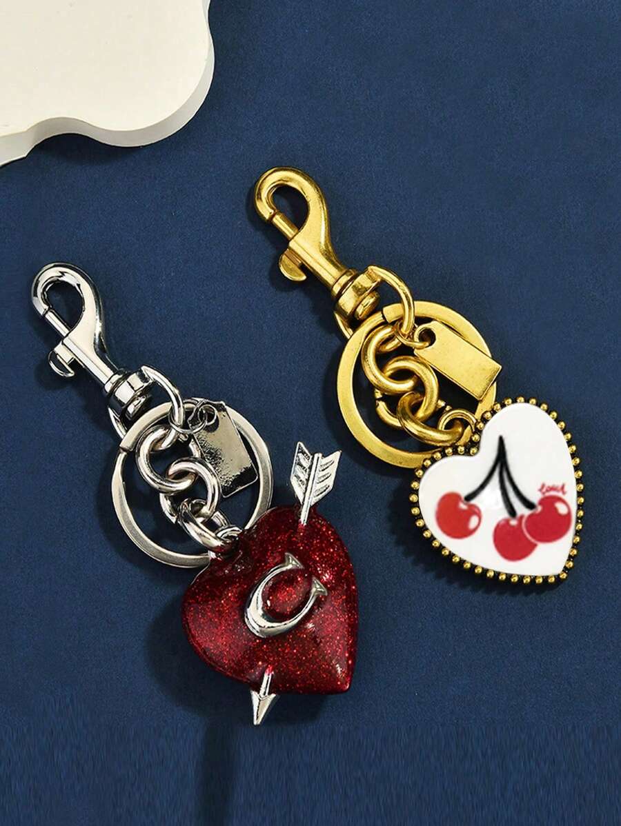 1 pièce Porte-clés en forme de cœur avec lettre cerise, en alliage de zinc élégant et à la mode, personnalisé. Porte-clés cerise polyvalent et haut de gamme, unique, accessoire de sac, pendentif. Cadeau créatif spécial, accessoires de voiture, charms de sac
