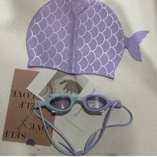 2 件小卡通游泳镜和硅胶帽套装 - 防水防雾，适合男孩和女孩 - 可调节，配备舒适贴身的游泳训练高清防水专业装备