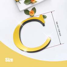 金色字母 A-Z 墙贴 - 单个字母高度 10cm/15cm/20cm，亚克力镜面材质，带 1cm 厚泡沫背衬。双层设计带来更佳的 3D 立体效果；单层设计外观更简洁。自带背胶，可粘贴于墙面或玻璃上。