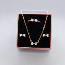 3 PC Ensemble de bijoux en 3 pièces multicolores avec nœud papillon, les plus récents de 2025. Une paire de boucles d'oreilles en argent, une bague en argent et un collier en argent fabriqués à partir de matériaux hypoallergéniques, ornés de diamants taille brillant étincelants et d'éléments de nœud papillon rouge passionné, avec des ornements de diamants en forme de cœur simples mais élégants. Parfait pour les anniversaires, les cadeaux, les fêtes de vacances et le port quotidien - Idéal pour les symboles d'amour/ à durée limitée