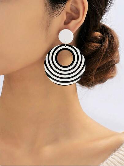 Un par de pendientes elegantes con estampado de caballo negro y blanco para mujer