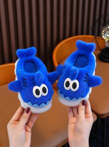 一双儿童秋冬毛绒拖鞋，适合室内外休闲，舒适防滑，软底居家使用