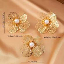 1 Set de Joyas con Diseño Floral 3D en Tono Dorado que incluye Aretes, Collar y Anillo