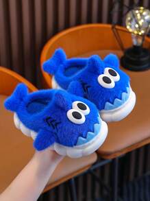 一双儿童秋冬毛绒拖鞋，适合室内外休闲，舒适防滑，软底居家使用