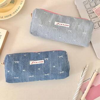 1 denimblått pennfodral med broderad rosett, en söt och flickaktig version med stor kapacitet, lämplig för daglig förvaring av kontorsmaterial