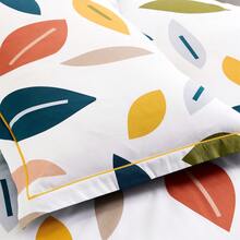 Printed Microfiber Bedding Set With Flat Sheet, Bedspread, And 1/2 Pillowcases, Available In Sizes 90*200 (Single), 135*200 (Double), 150*200 (Queen), And 180*200 (King). Suitable For Bedrooms, Student Residences, And Rented Apartments, It's Ideal For Students, Couples, And Families With Different Sleep Needs. - 葉片 - 查看 5