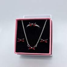 3 PC Ensemble de bijoux en 3 pièces multicolores avec nœud papillon, les plus récents de 2025. Une paire de boucles d'oreilles en argent, une bague en argent et un collier en argent fabriqués à partir de matériaux hypoallergéniques, ornés de diamants taille brillant étincelants et d'éléments de nœud papillon rouge passionné, avec des ornements de diamants en forme de cœur simples mais élégants. Parfait pour les anniversaires, les cadeaux, les fêtes de vacances et le port quotidien - Idéal pour les symboles d'amour/ à durée limitée