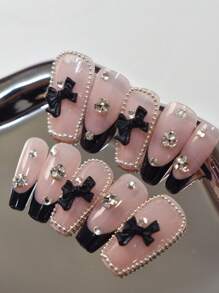 Kit de 24 uñas postizas francesas cortas con forma de almendra, con adornos de lazos y cristales de Rin, con marcos de cuentas de plata para un glamour de salón de calidad en casa y eventos especiales