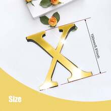 金色字母 A-Z 墙贴 - 单个字母高度 10cm/15cm/20cm，亚克力镜面材质，带 1cm 厚泡沫背衬。双层设计带来更佳的 3D 立体效果；单层设计外观更简洁。自带背胶，可粘贴于墙面或玻璃上。