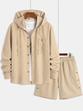 Ensemble casual élégant pour homme composé d'un sweat-shirt à capuche classique et épuré de couleur unie à manches longues, avec poche en biais et cordon de serrage, assorti à un short de couleur unie. Tenue décontractée et soignée, adaptée pour le quotidien, les loisirs et les déplacements.