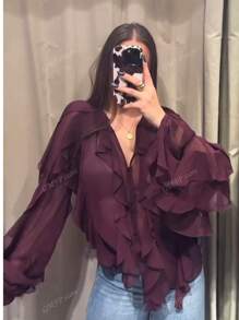 Camisa con volantes en el bajo y diseño de unicolor
