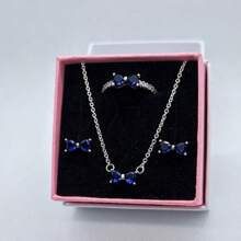 3 PC Ensemble de bijoux en 3 pièces multicolores avec nœud papillon, les plus récents de 2025. Une paire de boucles d'oreilles en argent, une bague en argent et un collier en argent fabriqués à partir de matériaux hypoallergéniques, ornés de diamants taille brillant étincelants et d'éléments de nœud papillon rouge passionné, avec des ornements de diamants en forme de cœur simples mais élégants. Parfait pour les anniversaires, les cadeaux, les fêtes de vacances et le port quotidien - Idéal pour les symboles d'amour/ à durée limitée
