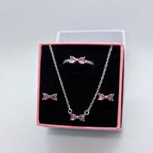 3 PC Ensemble de bijoux en 3 pièces multicolores avec nœud papillon, les plus récents de 2025. Une paire de boucles d'oreilles en argent, une bague en argent et un collier en argent fabriqués à partir de matériaux hypoallergéniques, ornés de diamants taille brillant étincelants et d'éléments de nœud papillon rouge passionné, avec des ornements de diamants en forme de cœur simples mais élégants. Parfait pour les anniversaires, les cadeaux, les fêtes de vacances et le port quotidien - Idéal pour les symboles d'amour/ à durée limitée