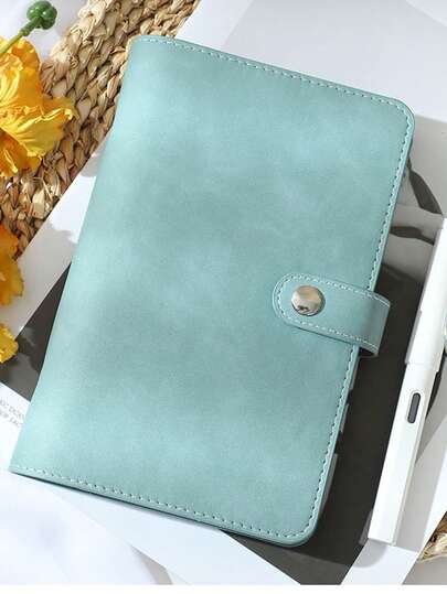 Pasta A6 em couro sintético com fecho de pressão, bolso para dinheiro e bolsa de armazenamento extra. Ideal para o dia a dia, planejamento financeiro e economia em viagens. Perfeita para quem gosta de planejar e economizar. Inclui páginas para anotações, material escolar, planejamento de poupança, planejamento quinzenal, planejamento de poupança de R$ 10.000, estratégias de economia e muito mais.