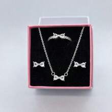 3 PC Ensemble de bijoux en 3 pièces multicolores avec nœud papillon, les plus récents de 2025. Une paire de boucles d'oreilles en argent, une bague en argent et un collier en argent fabriqués à partir de matériaux hypoallergéniques, ornés de diamants taille brillant étincelants et d'éléments de nœud papillon rouge passionné, avec des ornements de diamants en forme de cœur simples mais élégants. Parfait pour les anniversaires, les cadeaux, les fêtes de vacances et le port quotidien - Idéal pour les symboles d'amour/ à durée limitée