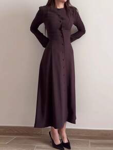 Đầm sơ mi dài tay cài một hàng khuy dành cho nữ, màu trơn, chất liệu vải dệt, dáng regular fit, nên chọn lớn hơn một size. Thanh lịch. - Màu Đỏ Sâu - Xem 2