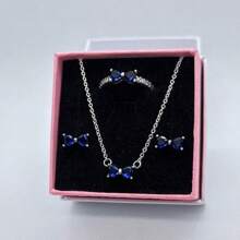 3 PC Ensemble de bijoux en 3 pièces multicolores avec nœud papillon, les plus récents de 2025. Une paire de boucles d'oreilles en argent, une bague en argent et un collier en argent fabriqués à partir de matériaux hypoallergéniques, ornés de diamants taille brillant étincelants et d'éléments de nœud papillon rouge passionné, avec des ornements de diamants en forme de cœur simples mais élégants. Parfait pour les anniversaires, les cadeaux, les fêtes de vacances et le port quotidien - Idéal pour les symboles d'amour/ à durée limitée