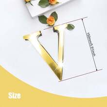 金色字母 A-Z 墙贴 - 单个字母高度 10cm/15cm/20cm，亚克力镜面材质，带 1cm 厚泡沫背衬。双层设计带来更佳的 3D 立体效果；单层设计外观更简洁。自带背胶，可粘贴于墙面或玻璃上。