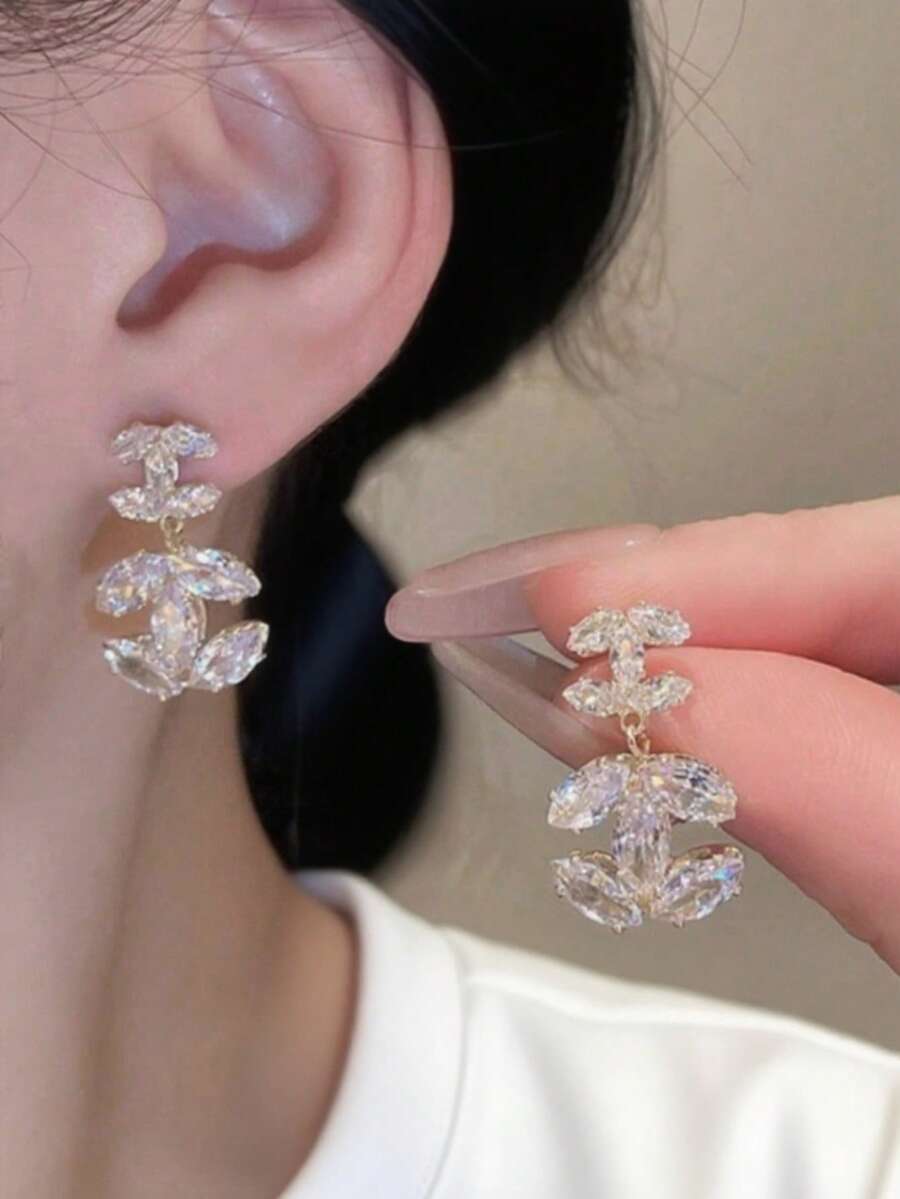 1 Pair Fashionable Earrings, Niche High-End Design Letter Super Shiny Minimalist Versatile Fresh (No Box) - Gold - View 1