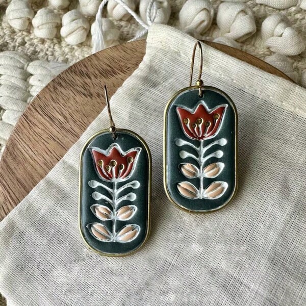 Boucles d'oreilles pendantes décoratives de style bohème avec motifs géométriques et floraux sculptés. Bijoux de mode pour les célébrations et les cadeaux de vacances