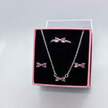 3 PC Ensemble de bijoux en 3 pièces multicolores avec nœud papillon, les plus récents de 2025. Une paire de boucles d'oreilles en argent, une bague en argent et un collier en argent fabriqués à partir de matériaux hypoallergéniques, ornés de diamants taille brillant étincelants et d'éléments de nœud papillon rouge passionné, avec des ornements de diamants en forme de cœur simples mais élégants. Parfait pour les anniversaires, les cadeaux, les fêtes de vacances et le port quotidien - Idéal pour les symboles d'amour/ à durée limitée