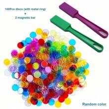 100 Stück farbige transparente Bingo-Chips und 2 Magnetstäbe, mit Farberkennungsfunktion, Lernspielzeug für das Bingo-Spiel, Farben können variieren (Orange, Gelb, Blau, Grün, Rot usw.), Bingo-Marker, Magnetspielzeug, Kinder-Bingo, Kinderteppich, oranger Teppich, Balancesteine