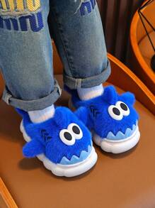 一双儿童秋冬毛绒拖鞋，适合室内外休闲，舒适防滑，软底居家使用