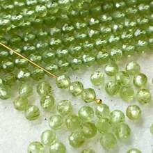 Aproximadamente 170 contas de peridoto verde facetadas de 2 mm - adequadas para joias, pulseiras e colares "faça você mesmo" - clima fresco de primavera/verão - adequadas para estilos boho e minimalista, equilíbrio de chakras, presentes para o Dia das Mães, Páscoa, Ramadã e Carnaval