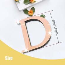 玫瑰金字母墙贴 A-Z - 单个字母高度 10cm/15cm/20cm，亚克力镜面，带 1cm 厚泡沫背衬。双层设计呈现 3D 立体效果；单层设计更显简约。自带背胶，可粘贴于墙面或玻璃上。撕下保护膜即可展现镜面效果。