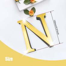 金色字母 A-Z 墙贴 - 单个字母高度 10cm/15cm/20cm，亚克力镜面材质，带 1cm 厚泡沫背衬。双层设计带来更佳的 3D 立体效果；单层设计外观更简洁。自带背胶，可粘贴于墙面或玻璃上。