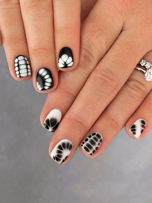 24 pièces de faux ongles courts carrés, avec motif noir et blanc style pétale audacieux et détachable sur tout l'ongle, finition brillante. Convient pour les fêtes, l'utilisation quotidienne et les rassemblements des femmes/dames. Pour la décoration d'ongles en DIY.
