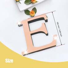 玫瑰金字母墙贴 A-Z - 单个字母高度 10cm/15cm/20cm，亚克力镜面，带 1cm 厚泡沫背衬。双层设计呈现 3D 立体效果；单层设计更显简约。自带背胶，可粘贴于墙面或玻璃上。撕下保护膜即可展现镜面效果。