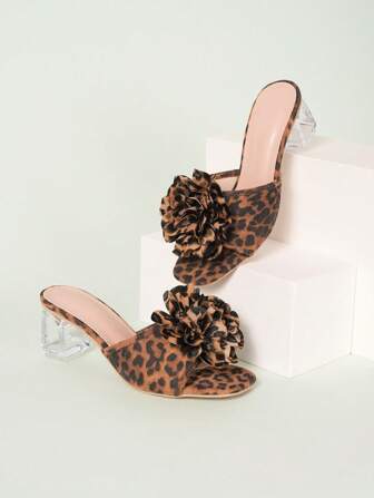 Sandales élégantes à talons épais et bout carré pour femme, motif léopard floral. Talons hauts à bout carré, idéales pour une tenue décontractée ou formelle en toutes saisons. Semelle intérieure épaisse, structure cristalline. Chaussures de soirée et de bureau à la mode.