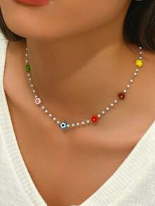 1 件不对称不锈钢串珠项链，配有糖果色塑料珠和彩色花朵装饰，适合女性日常佩戴或派对场合