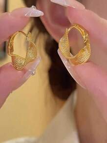 1 Pair Niche Geometric Circle Twist Texture Earrings, Suitable For Social, Party, Everyday Occasions, Can Be A Gift For Girlfriend/Mother