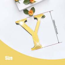 金色字母 A-Z 墙贴 - 单个字母高度 10cm/15cm/20cm，亚克力镜面材质，带 1cm 厚泡沫背衬。双层设计带来更佳的 3D 立体效果；单层设计外观更简洁。自带背胶，可粘贴于墙面或玻璃上。