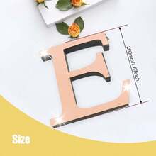 玫瑰金字母墙贴 A-Z - 单个字母高度 10cm/15cm/20cm，亚克力镜面，带 1cm 厚泡沫背衬。双层设计呈现 3D 立体效果；单层设计更显简约。自带背胶，可粘贴于墙面或玻璃上。撕下保护膜即可展现镜面效果。